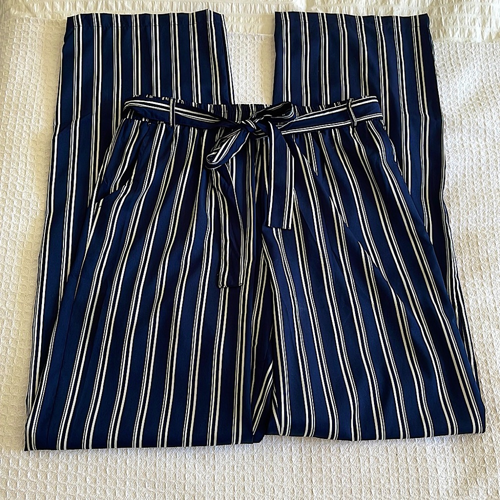 Boohoo tall, navy and white striped, wide leg pants, with pockets, Size 8, NWT